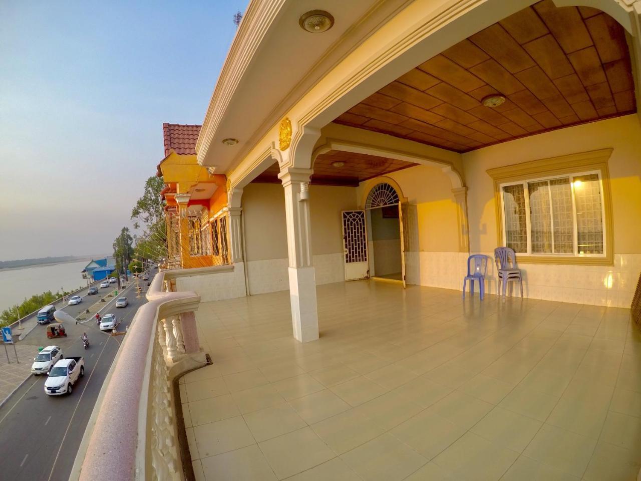 Hengheng II Guest House Kratie Exteriör bild